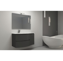 Modernes Badezimmer mit Waschtisch, Spiegel und freistehender Badewanne