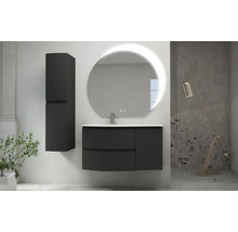 Badezimmer mit Waschtisch, Spiegel und Hochschrank.