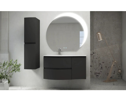 Badezimmer mit Waschtisch, Spiegel und Hochschrank.