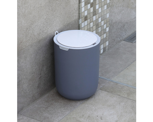 Badezimmer Szene mit einem runden Treteimer aus Kunststoff mit Deckel