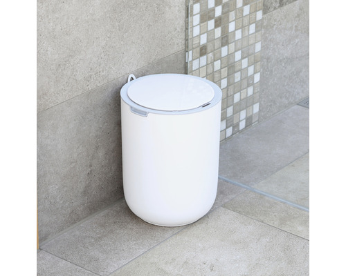 Weißer Treteimer mit Deckel für das Badezimmer