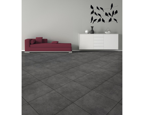 Wohnzimmer mit Sofa, Kommode und Bodenfliesen