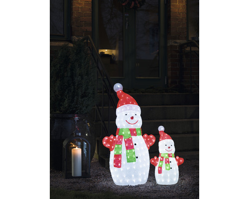 Beleuchtete Schneemannfiguren als Weihnachtsdekoration vor einem Hauseingang.