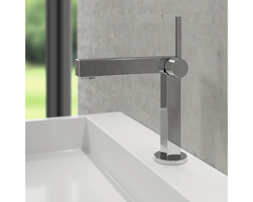 Waschtischarmatur aus Metall im Badezimmer