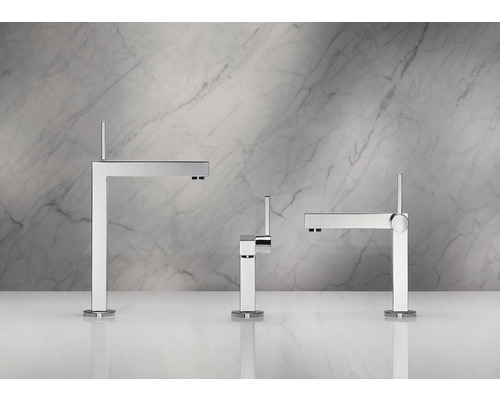 Drei moderne, verchromte Waschtischarmaturen mit geradlinigem Design