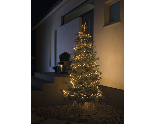 Weihnachtsbaum mit Lichterkette vor einem Haus