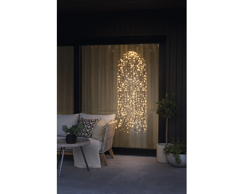 Dekorative Lichterkette im Außenbereich mit Sitzbereich.