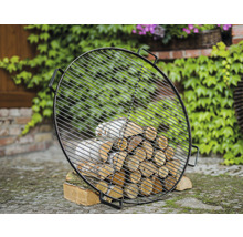 Rundgrill mit Holzscheiten im Garten