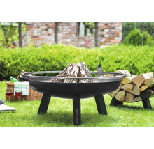 Feuerschale auf Rasen mit Holz und Picknickkorb