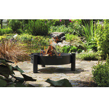 Feuerstelle mit brennendem Holz im Garten