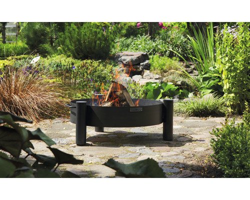 Feuerstelle mit brennendem Holz im Garten