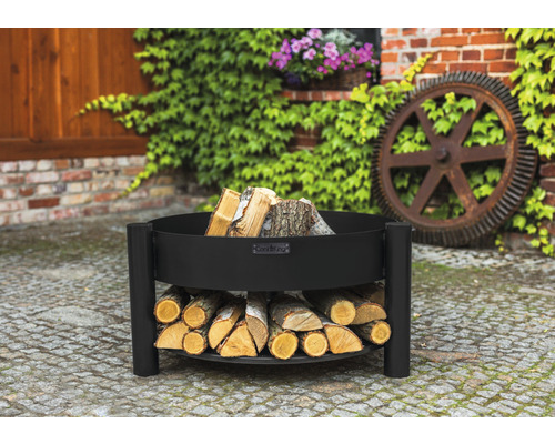 Feuerschale aus Stahl mit Holzablage und Holz