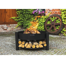 Schwarze Feuerschale mit Holz und brennendem Feuer im Garten