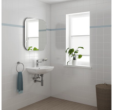 Helles Badezimmer mit Waschbecken, Spiegel und Fenster