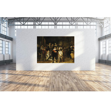 Das Gemälde Nachtwache von Rembrandt hängt an einer weißen Wand in einem Raum mit Holzboden.