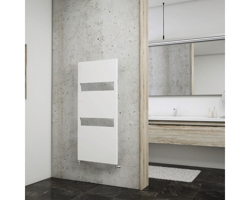 Designheizkörper Schulte Turin 1143x505 mm weiß matt mit Mittelanschluss Weißer Heizkörper im Badezimmer mit Waschtisch und Spiegel