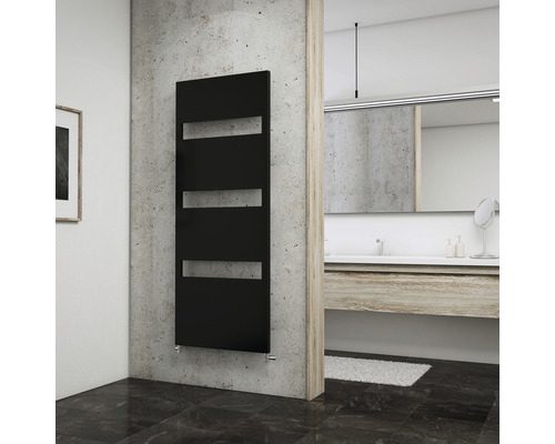 Designheizkörper Schulte Turin 1543x505 mm anthrazit matt mit Mittelanschluss Schwarzer Badheizkörper mit horizontalen Aussparungen an einer Betonwand in einem Badezimmer.