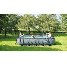 Rechteckiger Stahlrahmenpool im Garten mit spielenden Personen