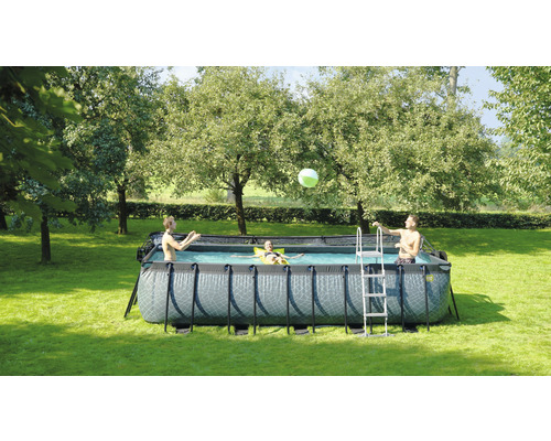 Rechteckiger Stahlrahmenpool im Garten mit spielenden Personen