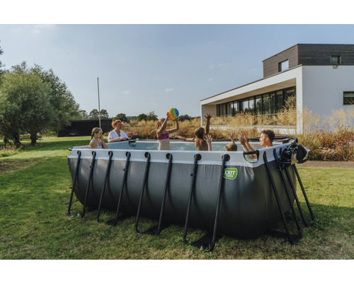 Familie mit Kindern plantscht in einem grauen EXIT Toys Frame Pool im Garten.