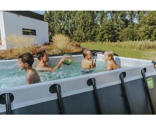 Familie spielt im Garten in einem EXIT Toys Schwimmbecken.