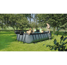 Rechteckiger Pool mit Personen und Leiter im Garten
