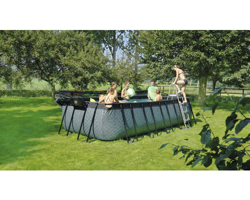 Rechteckiger Pool mit Personen und Leiter im Garten