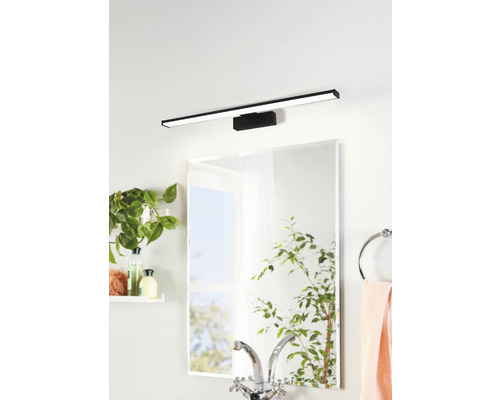 Badezimmer mit rechteckigem Spiegel und LED-Leuchte