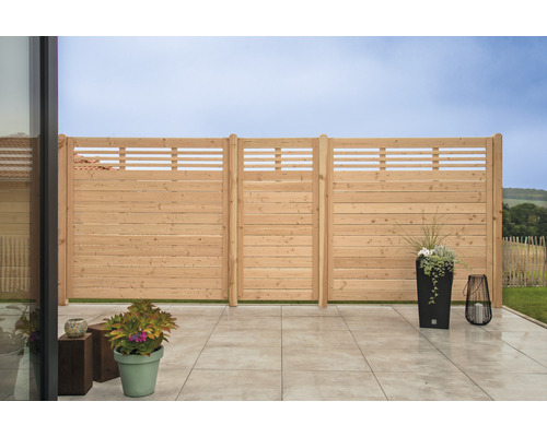 Holzzaun mit horizontalen Brettern und Pflanzgefäßen auf einer Terrasse