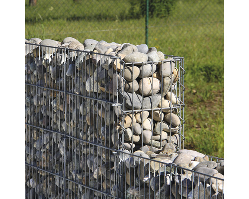 Gabionenwand gefüllt mit Steinen als Gartenelement