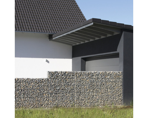 Gabionenzaun vor einem Haus