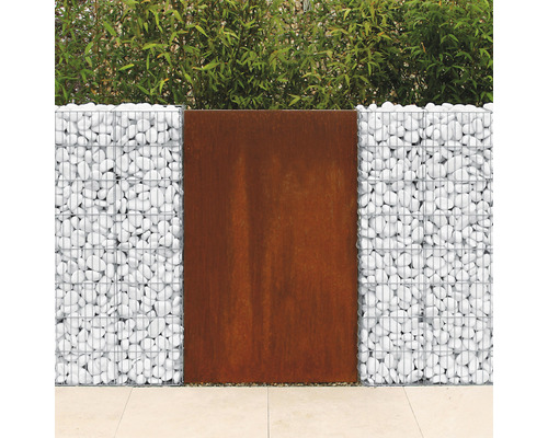 Gabionenwand mit Steinen und Stahlplatte im Garten