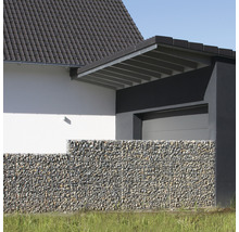 Gabionenwand vor einem Haus mit Garage