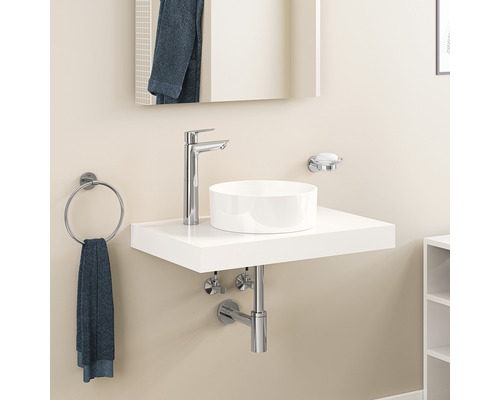 Modernes Badezimmer mit Aufsatzwaschbecken, Armatur, Handtuchring und Spiegel