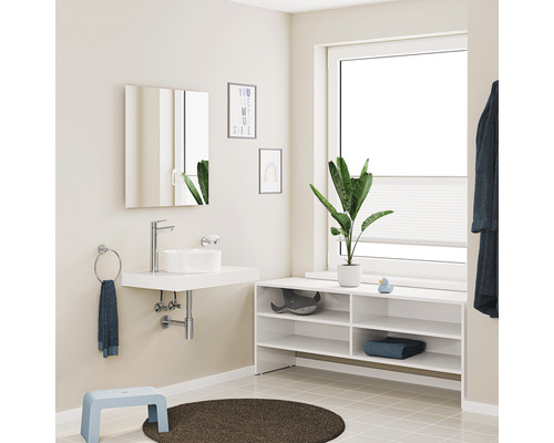 Badezimmer mit Waschtisch, Spiegel, Fensterbankregal und Dekoration