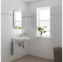 Helles Badezimmer mit Spiegel, Waschbecken, Armatur, Pflanze und Korb