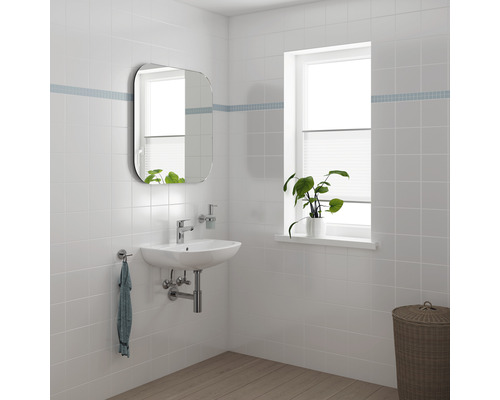 Helles Badezimmer mit Spiegel, Waschbecken, Armatur, Pflanze und Korb