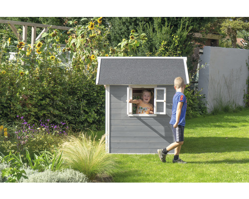 Spielhaus im Garten mit Kindern