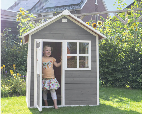Spielhaus aus Holz mit Kind im Garten