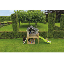 Spielhaus mit Rutsche und Sandkasten im Garten mit spielenden Kindern