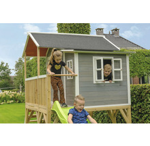 Kinderspielhaus mit Rutsche im Garten mit spielenden Kindern