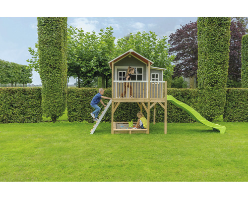 Spielhaus mit Rutsche und Sandkasten im Garten mit spielenden Kindern.