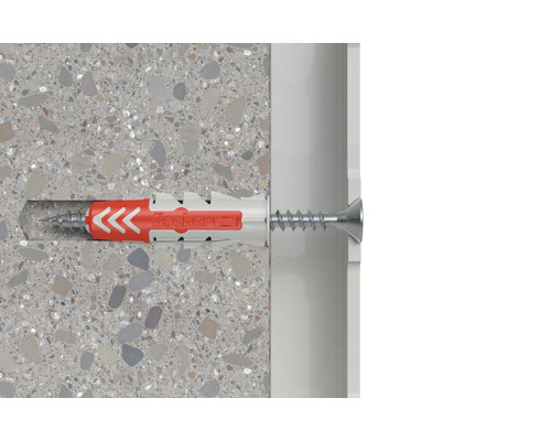 Fischer Dübel mit Schraube in Betonwand