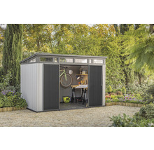 Gartenhaus mit geöffneten Türen, im Garten platziert und mit Fahrrad und Werkbank ausgestattet