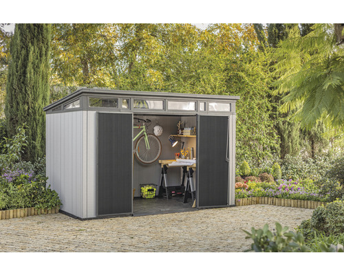 Gartenhaus mit geöffneten Türen, im Garten platziert und mit Fahrrad und Werkbank ausgestattet