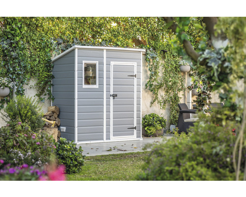 Gartenhaus, Gerätehaus KETER Manor Pent 6x4 inkl. Fußboden 183,5 x 111 cm grau Grauer Geräteschuppen mit Fenster und Tür im Garten.