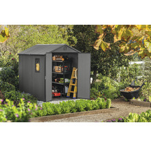 Gartenszene mit Geräteschuppen, offen mit Regalen und Gartengeräten