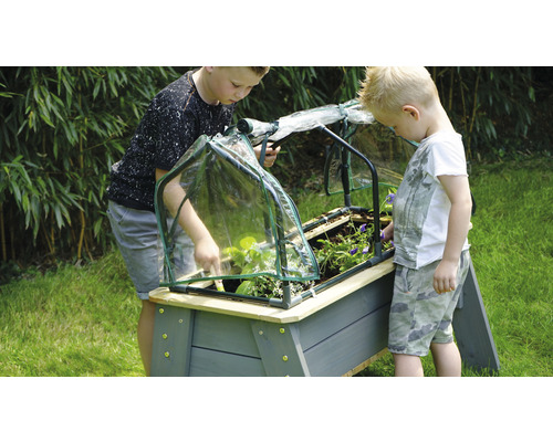 Hochbeet mit Frühbeetaufsatz und zwei Kindern im Garten.