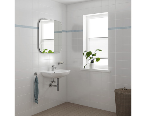 Badezimmer mit Waschbecken, Spiegel und Fenster