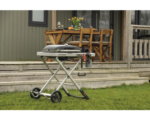 Weber Traveler Gasgrill im Außenbereich mit Tisch und Stühlen